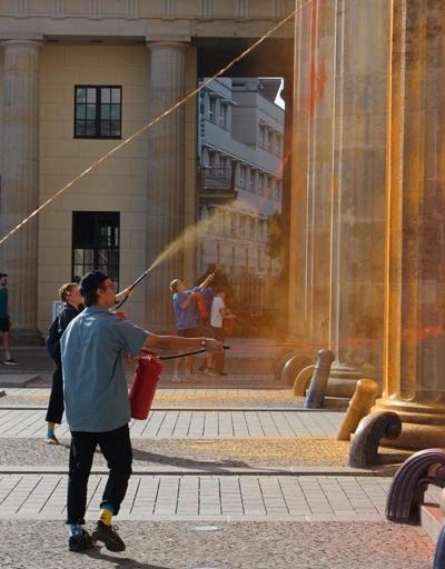 İklim aktivistlerinden tarihi Brandenburg Kapısına boyalı saldırı: 14 gözaltı