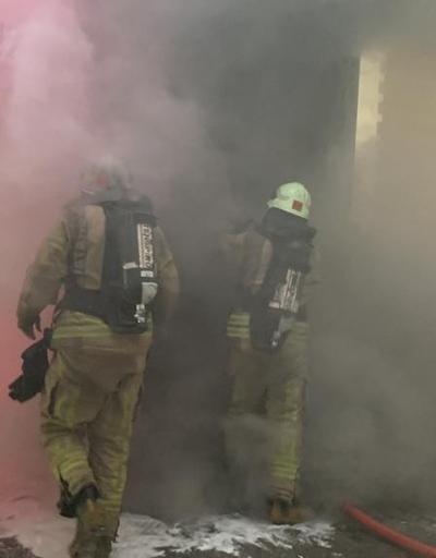 Zeytinburnunda tekstil atölyesinde yangın: Mahsur kalanlar kurtarıldı