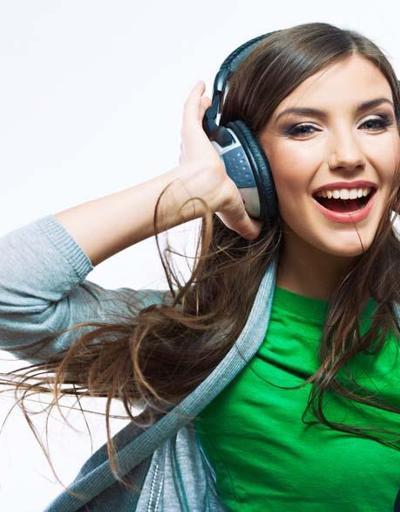 Uzun süre kulaklıkla müzik dinlemek işitme kaybına neden oluyor