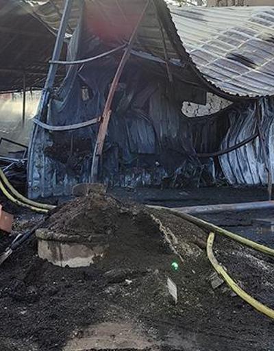 Arnavutköy’de iş yeri deposu alev alev yandı