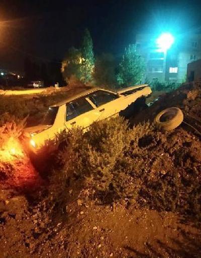 Toprak yığınına saplanan otomobildeki 4 kişi yaralandı