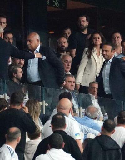 Beşiktaş-Lugano maçında Mehmet Büyükekşi protesto edildi