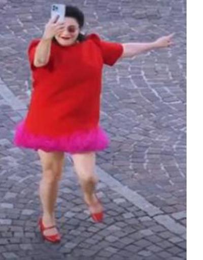 Esra Dermancıoğlu, Milano sokaklarında dans ettiği anları paylaştı