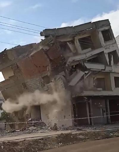 Adıyamanda depremde hasar gören 3 katlı bina iş makinesiyle yıkıldı