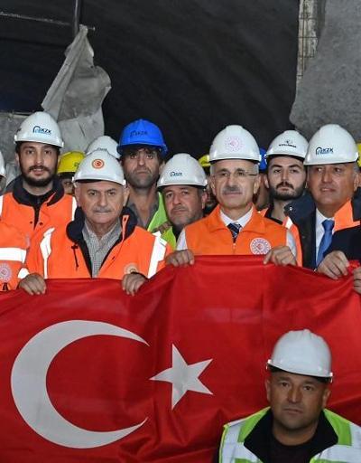 Bakan Uraloğlu, Erzincandaki Sünebeli Tüneli Işık Görme Töreninde konuştu