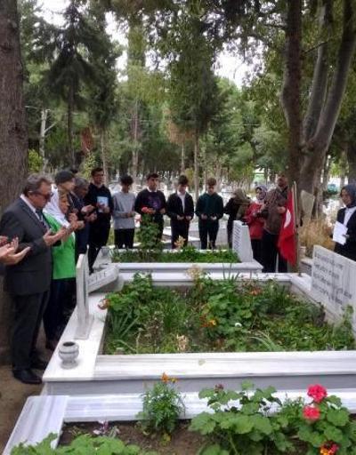 Şehit öğretmen Neşe ile babası mezarı başında anıldı