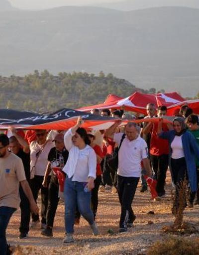 Zemine işlenmiş Türk bayrağına yürüdüler