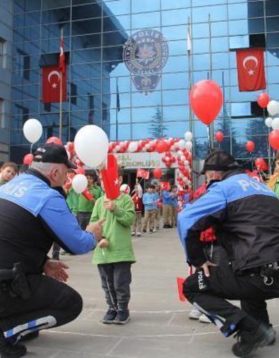 Polislerden öğrencilere 100’üncü yıl anısına 100 oyuncak