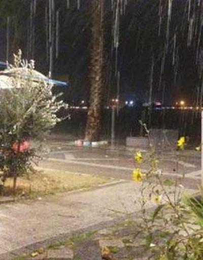İstanbulda beklenen yağış başladı Silivride yollar göle döndü
