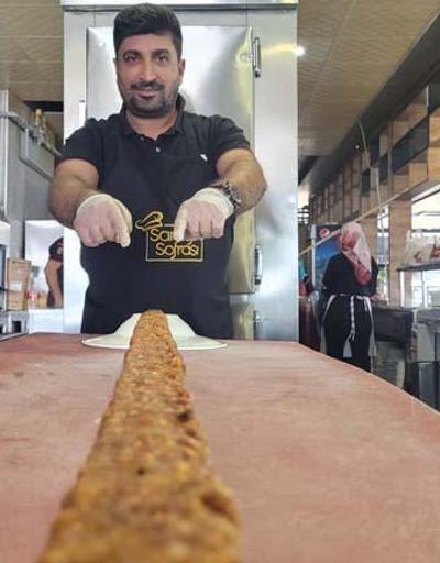 Metrelik Adana kebabına ilgi büyük Siparişe göre 1, 3 ve 5 metreye kadar hazırlanabiliyor
