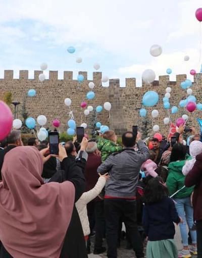 SMA hastası Eymen için gerekli para toplandı; aile ile gönüllüler balon uçurdu