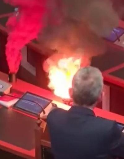 Arnavutluk’ta muhalif milletvekilleri parlamentoda yangın çıkardı