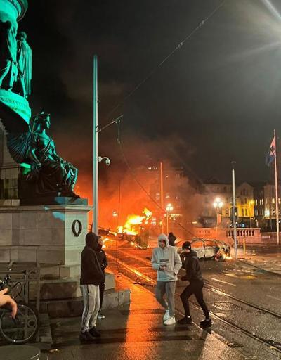 İrlandada bıçaklı saldırı sonrası ortalık karıştı Polisle çatışıp araçları ateşe verdiler