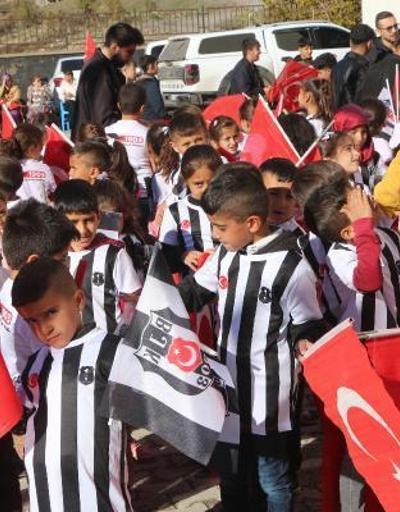 İstanbul’dan gelen Beşiktaş taraftar grubu Uludere’de forma dağıttı