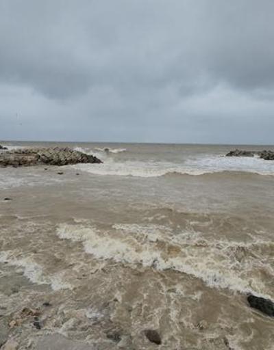 Akçakoca’da fırtınada dev dalgalar dalgakıranları aştı