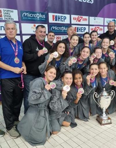 İzmir BB Kadın Sutopu Takımı, ülkemize sutopundaki ilk Avrupa Kupasını kazandırdı