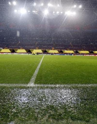 Galatasaray-Manchester United maçı ertelendi mi Zeminin durumu nasıl