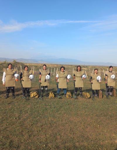 Azerbaycanlı kadınlar mayın temizleme görevinde