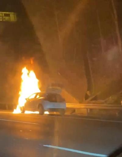 Fatih Sultan Mehmet Köprüsü çıkışında otomobil alev alev yandı