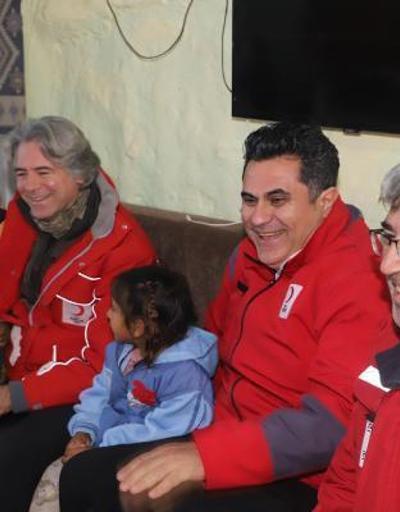Türk Kızılaydan Bayındırda ihtiyaç sahibi ailelerin çocuklarına kışlık bot ve kıyafet yardımı