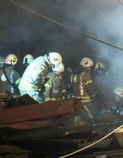Beyoğlunda 2 katlı ahşap bina alev alev yandı: 1 ölü