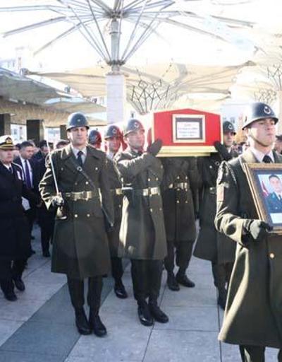 Tören kılıcını kardeşi taşıdı: Şehit Teğmen Eril Alperen Emire son veda
