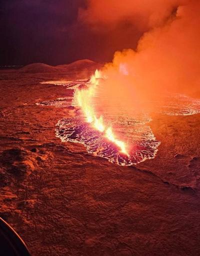 Gece karanlığı turuncuya döndü: İzlanda’daki yanardağ patlaması havadan görüntülendi