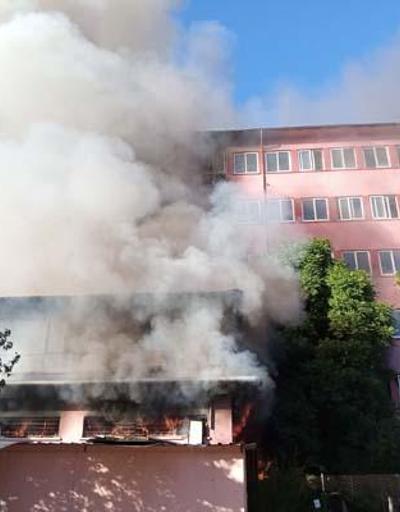 SON DAKİKA: Adanada Yangın Eski Devlet Hastanesi Yanıyor...