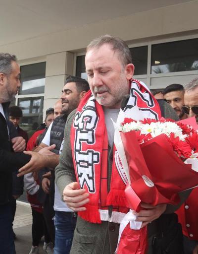 Antalyasporun yeni teknik direktörü Sergen Yalçın Antalyaya geldi