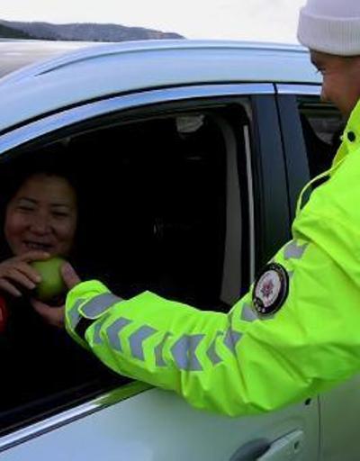 Eğirdir polisinden sürücülere elmalı uyarı