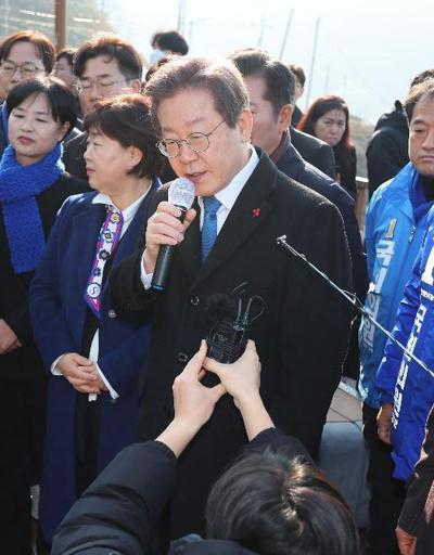 Boynundan bıçaklanan Güney Koreli muhalefet lideri, yoğun bakımdan çıktı