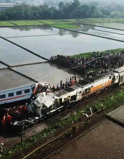 Endonezyada trenler çarpıştı