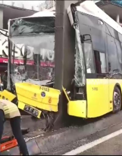 İstanbulda İETT otobüsü direğe çarptı: Şoför araca sıkıştı, 8 yolcu yaralandı