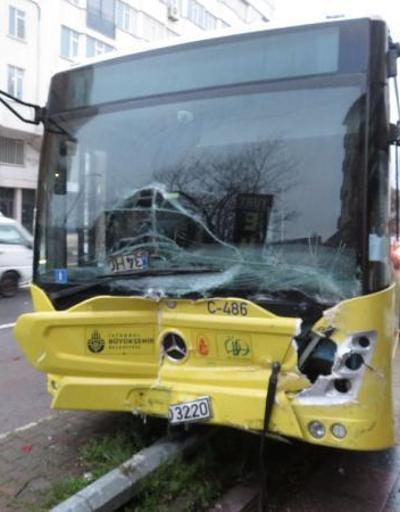 Ataşehirde İETT otobüsü park halindeki 5 araca çarptı
