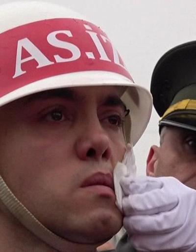 Yürek yakan görüntü: Komutanı Mehmetçiğin gözyaşlarını böyle sildi