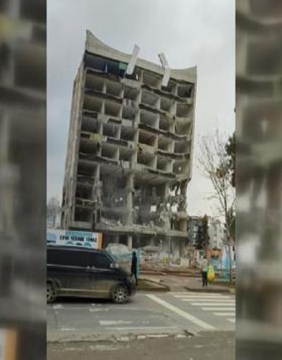 Adıyamanda hasarlı binaların yıkımı devam ediyor
