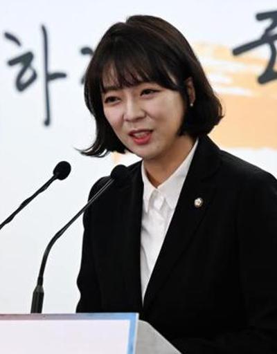 Güney Kore’de milletvekiline sokakta korkunç saldırı: Kanlar içinde hastaneye kaldırıldı