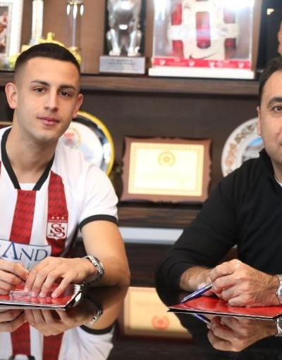 Bartuğ Elmaz Sivasspora imza attı