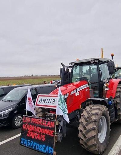 Çiftçiler Parisin kapılarına dayandı Hükümete ters tabelalı eylem
