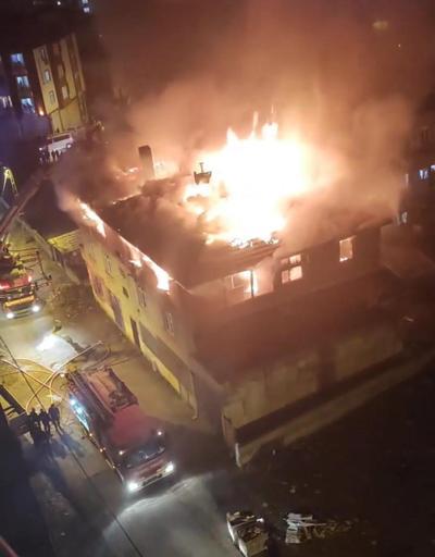 Tuzlada 2 katlı binanın çatı katı alev alev yandı