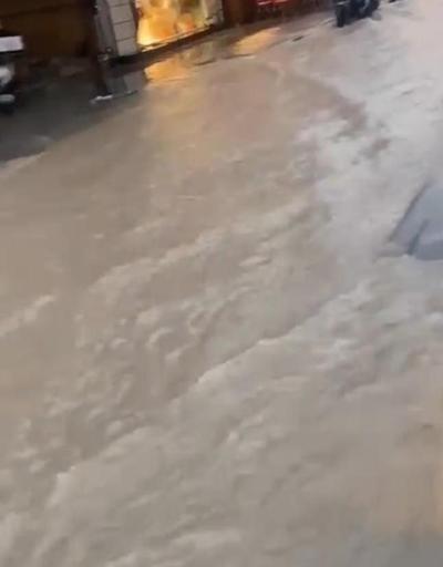Meteoroloji uyardı: Yağışlar devam edecek Tatil merkezinde sokaklar göle döndü
