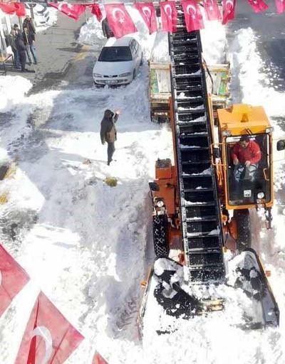 55 yıllık kar rekorunu kırdı: Kamyonlarla şehir dışına taşınıyor