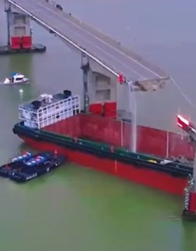 Çin’de ölümcül gemi kazası: Köprü ortadan ikiye bölündü, araçlar suya düştü