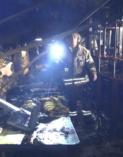 Avcılarda yanan fabrikada hasar günün aydınlanmasıyla ortaya çıktı