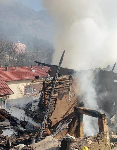 Tokatta 3 ev yandı: Anne ve engelli oğlunu köylüler kurtardı