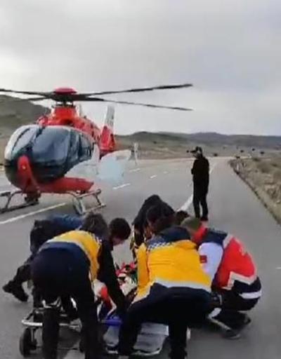 Ambulans helikopter yola inip, kazada yaralananları aldı
