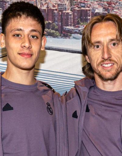 Arda Güler ve Luka Modric imza gününde