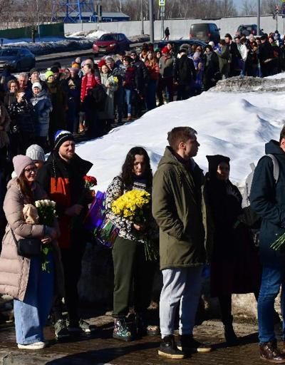 Navalninin mezarına akın ettiler: Çiçek getirenlere polis ablukası