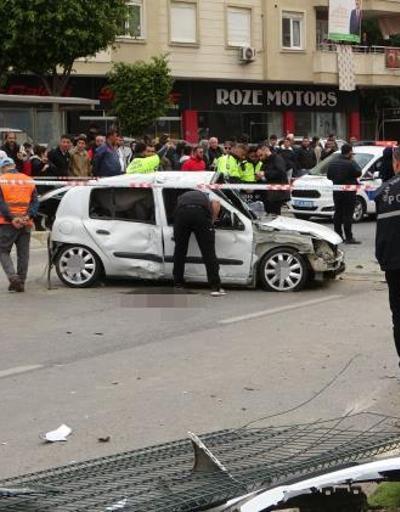 Bariyerleri kıran otomobil iki araca çarptı: 2 ölü, 4 yaralı