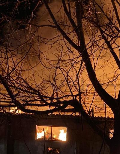 Zonguldakta, tekstil ürünlerinin bulunduğu depo yanarak küle döndü
